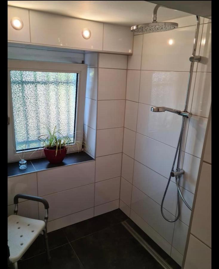 Nana-Eg-80M2 Sanierter Altbau-Parkplatz-Kleiner Garten-Wlan-Netflix-2Zimmer-Kueche-Dusche-Wanne-Waschmaschine Oberhausen  Luaran gambar