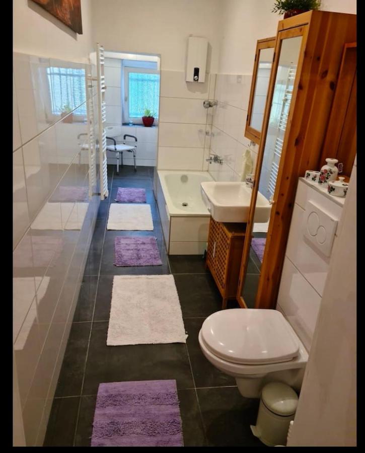 Nana-Eg-80M2 Sanierter Altbau-Parkplatz-Kleiner Garten-Wlan-Netflix-2Zimmer-Kueche-Dusche-Wanne-Waschmaschine Oberhausen  Luaran gambar